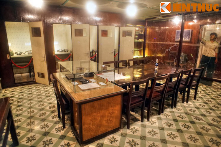 Phòng trực ban tác chiến rộng khoảng hơn 40 m2 là nơi làm việc liên tục 24/24 của kíp trực ban tác chiến do Cục Tác chiến, Bộ Tổng Tham mưu đảm nhiệm, có nhiệm vụ: Tiếp nhận và trả lời các chỉ đạo từ Trung ương.