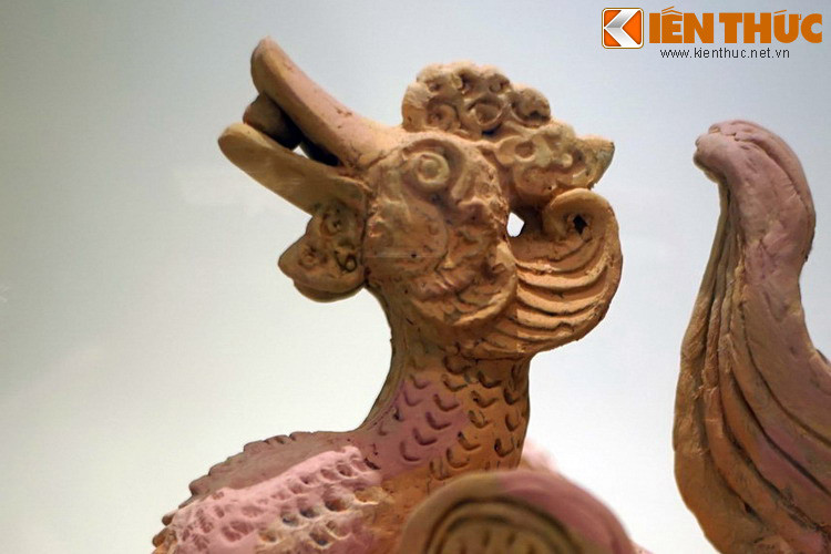 Hình tượng chim uyên ương trên bộ mái kiến trúc cung điện trong Hoàng cung Thăng Long không những cho ta cảm nhận về vẻ đặc sắc, riêng có của nghệ thuật thời Lý mà còn gợi mở về những sắc thái Phật giáo trong triều đại này.