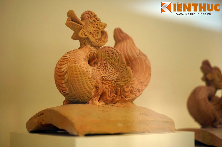 Ở đó, trên những đường cong của bờ dải, những con chim uyên ương được xếp thành hàng, dang rộng đôi cánh như đang đậu trên mãi công trình và đùa vờn với rồng, với phượng.