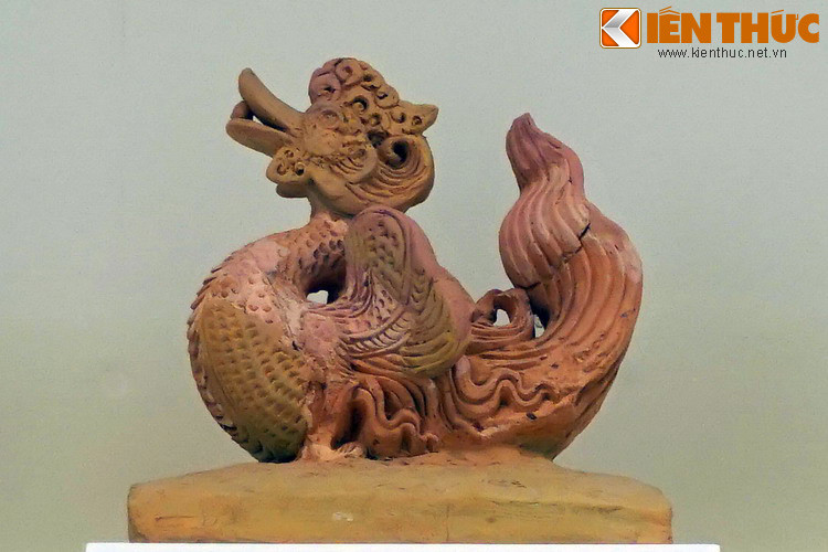 Những viên ngói uyên ương được tìm thấy với số lượng khá lớn đã gợi lên những liên tưởng về sự cầu kỳ của bộ mái những công trình kiến trúc nguy nga, đồ sộ và nhiều dáng vẻ trong Hoàng cung Thăng Long xưa.