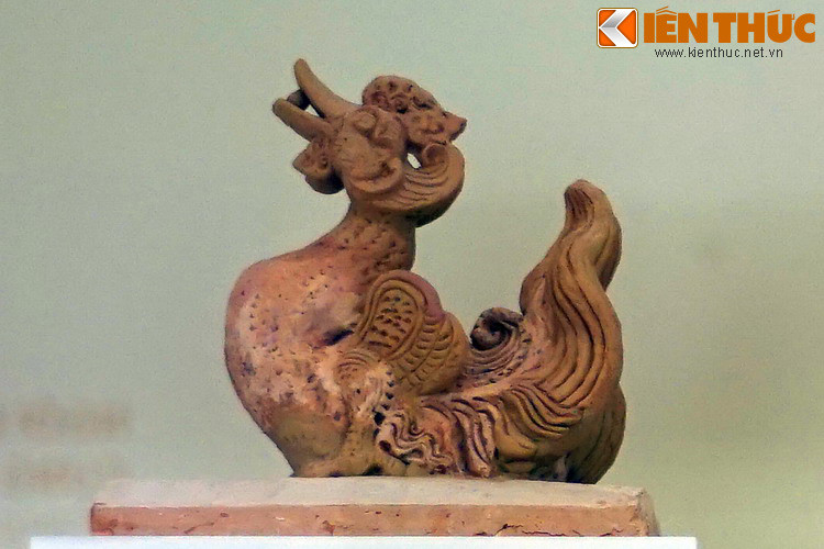 Vì sao hình tượng uyên ương lại được đưa lên mái các cung điện của vua nhà Lý? Để hiểu điều này, cần nhắc lại những sắc thái văn hóa, xã hội, tôn giáo thời Lý cách đây một thiên niên kỷ.