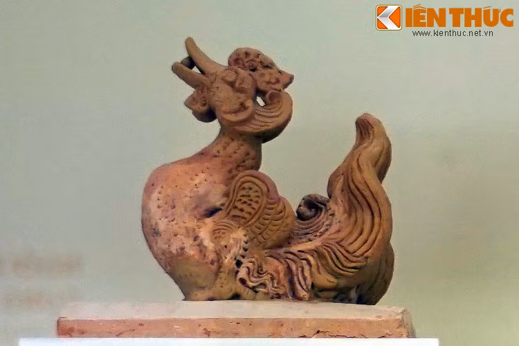 Vì sao hình tượng uyên ương lại được đưa lên mái các cung điện của vua nhà Lý? Để hiểu điều này, cần nhắc lại những sắc thái văn hóa, xã hội, tôn giáo thời Lý cách đây một thiên niên kỷ.