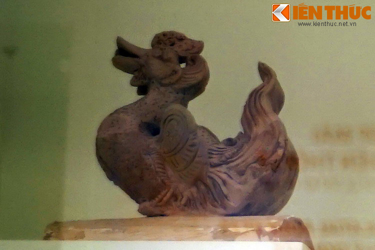 Trong hoàn cảnh đó, những viên ngói uyên ương là vật chứng quan trọng trong nỗ lực tái dựng diện mạo nền kiến trúc của một trong những vương triều thịnh vượng nhất trong sử Việt. Bài có sử dụng tư liệu của Trung tâm Bảo tồn di sản Thăng Long – Hà Nội.