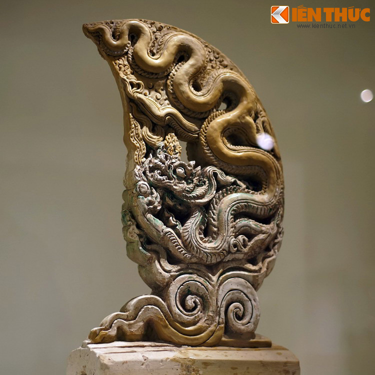 Ngói gắn lá đề lệch được xếp thành hai hàng ở hai bên lá đề lớn. Loại ngói này cũng trang trí rồng hoặc phượng, kích thước nhỏ nhưng được chạm khắc rất tỉ mỉ.