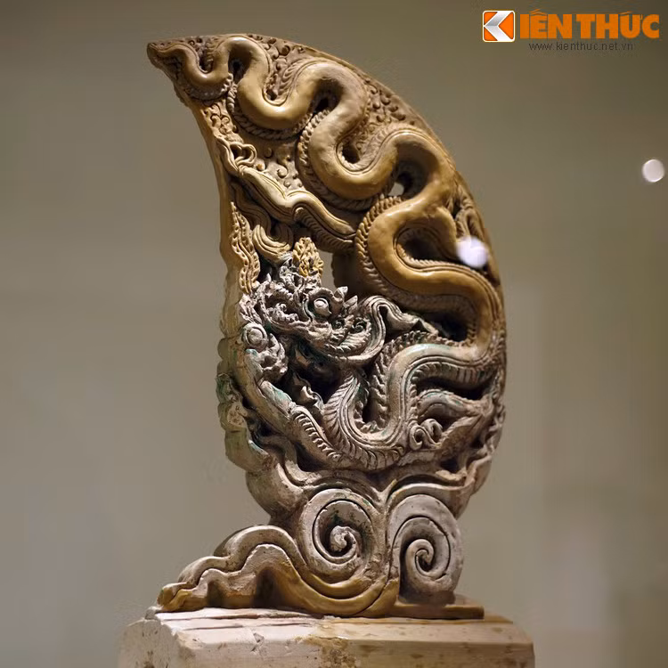 Ngói gắn lá đề lệch được xếp thành hai hàng ở hai bên lá đề lớn. Loại ngói này cũng trang trí rồng hoặc phượng, kích thước nhỏ nhưng được chạm khắc rất tỉ mỉ.