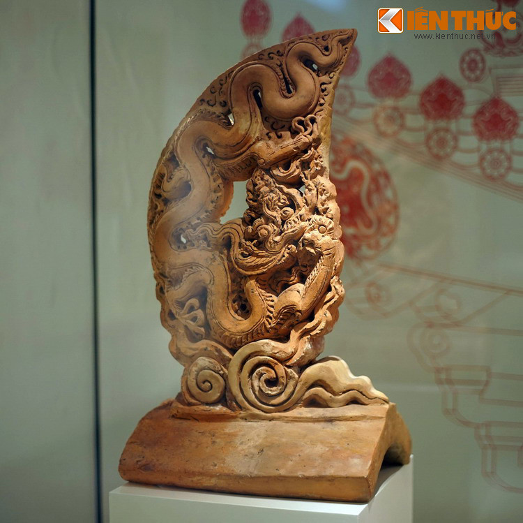 Một mẫu ngói úp nóc gắn lá đề lệch trang trí hình rồng bằng đất nung thời Lý.