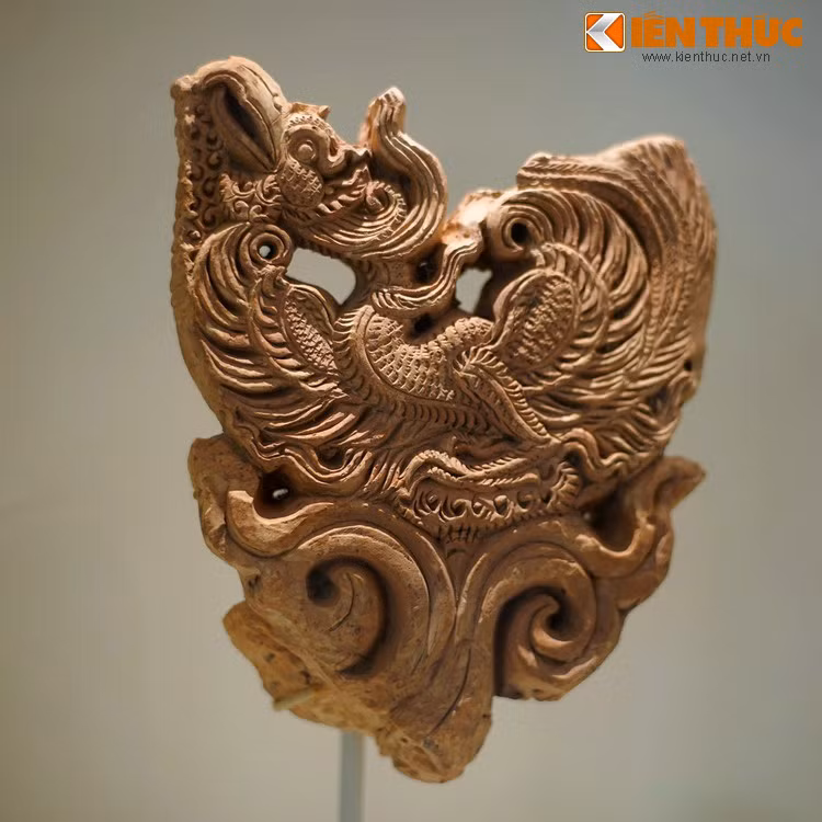 Hình tượng chim phượng trên một mảnh ngói lá đề lệch thời Trần.