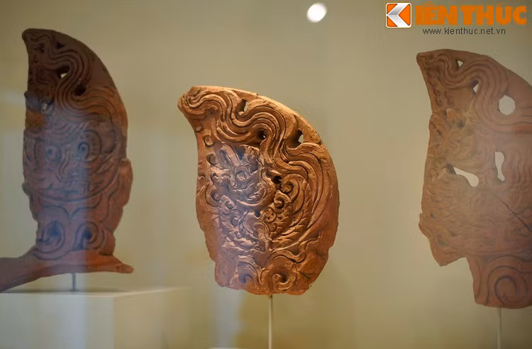 Các loại ngói lợp mái và phù điêu trang trí mái của thời Trần cho thấy sự kế thừa xuất sắc và những bước chuyển của phong cách nghệ thuật trang trí bộ mái kiến trúc cung điện thời Trần ở Hoàng thành Thăng Long.