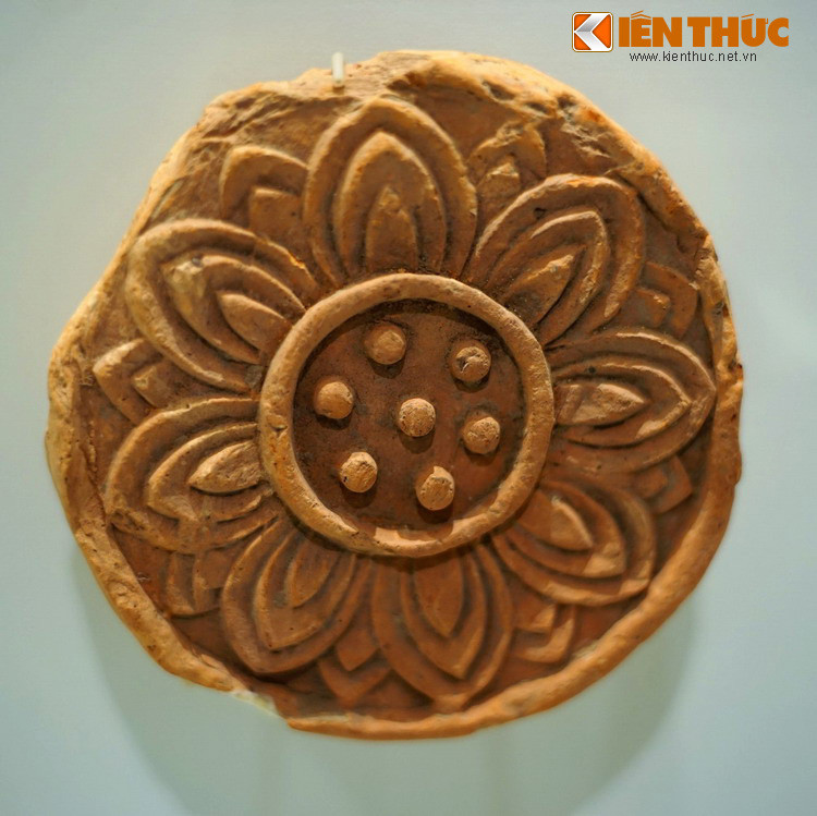 Đầu ngói ống trang trí hình hoa sen thời Lý.