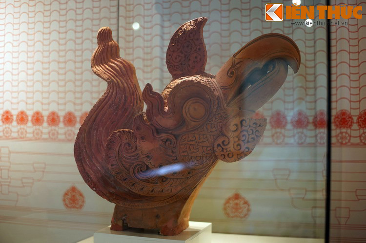 Tượng đầu chim phượng hoàng trang trí đầu nóc mái kiến trúc thời Lý gây choáng ngợp bởi kích thước lớn và sự tạo tác hết sức cầu kỳ.