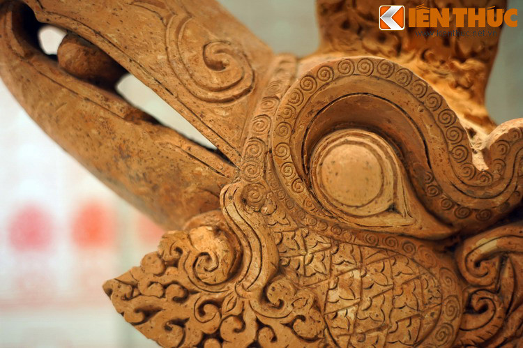 Theo truyền thuyết, phượng là vua của các loài chim, mang nhiều đức tính, phẩm hạnh cao đẹp. Phượng chỉ xuất hiện vào thời thái bình, ẩn mình khi loạn lạc nên nó là biểu tượng cho thái bình, thịnh trị.