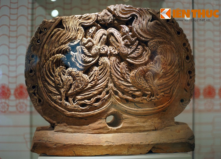 Ngói lá đề lớn úp nóc trang trí chim phượng bằng đất nung thời Trần. Loại ngói này được đặt chính giữa mái cung điện, thể hiện hình ảnh rồng hoặc phượng trong lá đề - biểu tượng về sự giác ngộ trong Phật giáo.