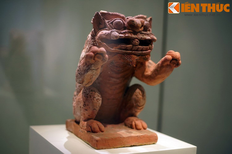 Sau khi tiếp quản Thăng Long từ nhà Lý, nhà Trần đã thừa hưởng toàn bộ di sản kiến trúc, cung điện, lầu gác của nhà Lý, tiếp tục duy trì, tôn tạo trong thời gian dài. Ành: Tượng sư tử bằng đất nung trang trí mái công trình thời Trần.