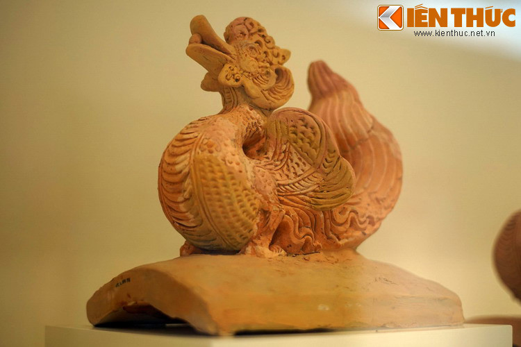 Loại ngói úp bờ dải, bên trên gắn tượng uyên ương (ngói uyên ương) là một sáng tạo kiến trúc thời Lý khiến hậu thế ngạc nhiên về sự tinh tế. Loại ngói này thường được xếp thành hàng, tạo nên cảnh tượng như một đàn uyên ương trên mái các công trình.