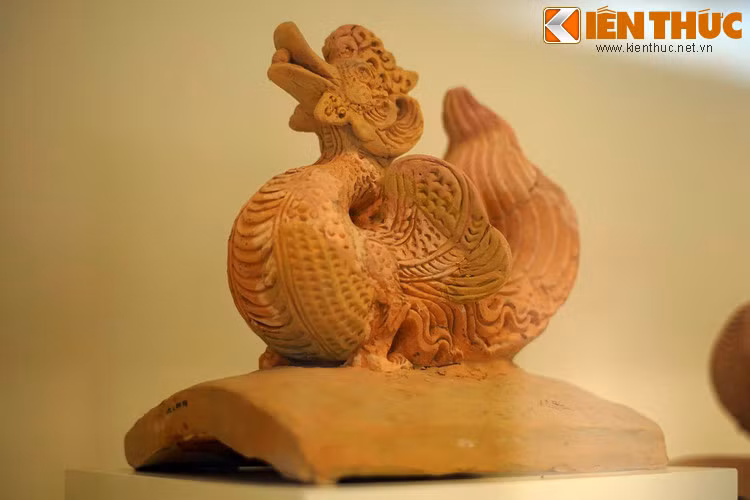 Loại ngói úp bờ dải, bên trên gắn tượng uyên ương (ngói uyên ương) là một sáng tạo kiến trúc thời Lý khiến hậu thế ngạc nhiên về sự tinh tế. Loại ngói này thường được xếp thành hàng, tạo nên cảnh tượng như một đàn uyên ương trên mái các công trình.