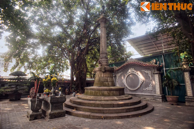 Ngoài ra, cũng có ý kiến cho rằng ông Hoàng Cao Khải cho dựng tượng vua Lê là để đối trọng với tượng tổng trú sứ Paul Bert ở phía bờ hồ đối diện.