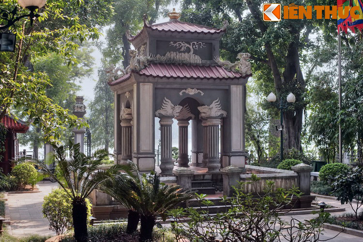 Toàn bộ các hạng mục của khu tượng đài có sự kết hợp hài hòa với khung cảnh của hồ Gươm, vừa mang vẻ trang nghiêm vừa không kém phần nên thơ.