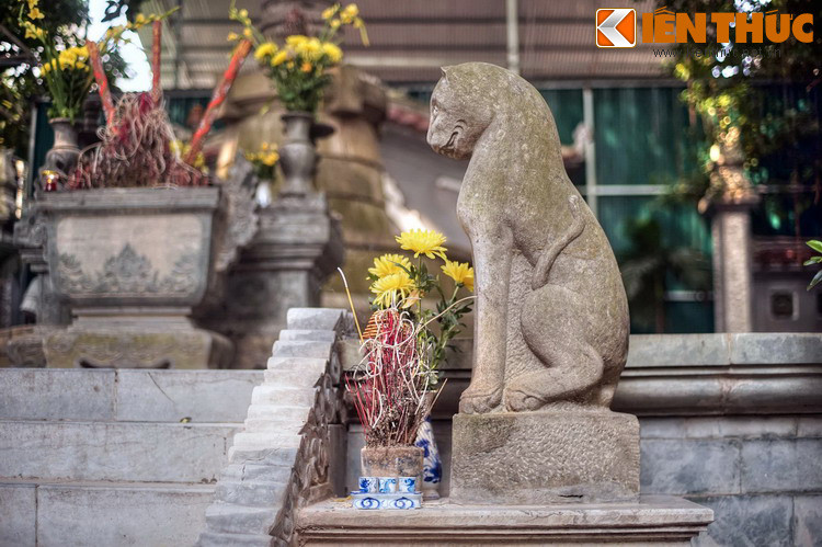 Hai bên tam cấp có tượng hổ chầu.