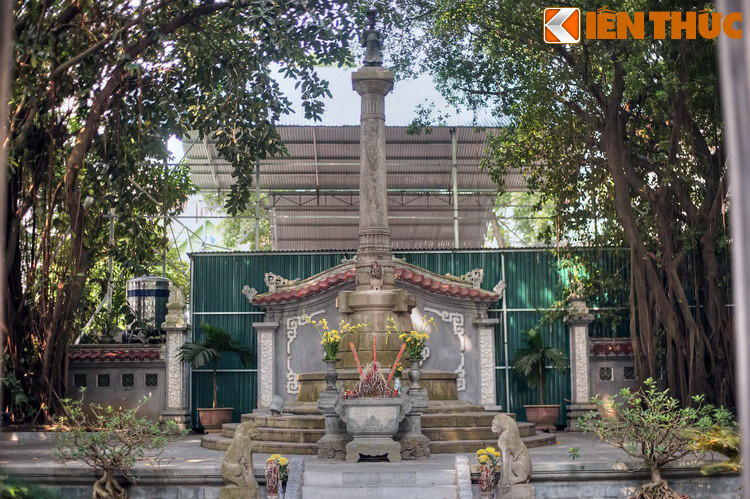 Tượng đài dựng trên một cấp nền cao hơn 0,8 mét, có bậc tam cấp dẫn lên ở giữa.