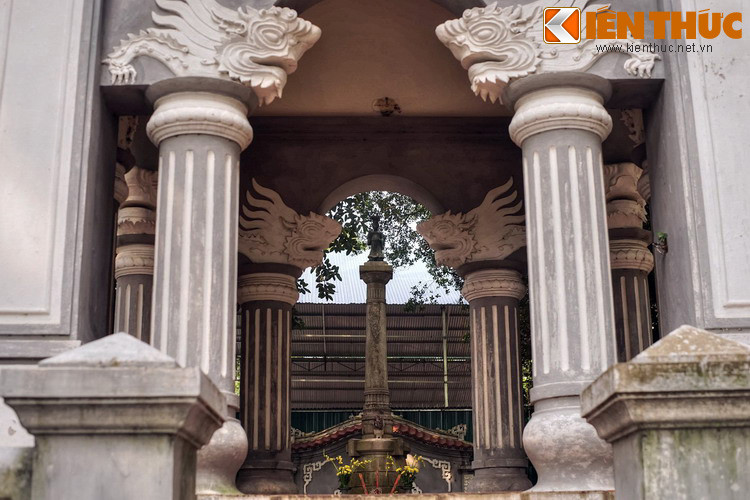 Các trụ cột của nhà phương đình có đường nét phương Tây cổ điển nhưng đầu cột mang hình tượng rồng.