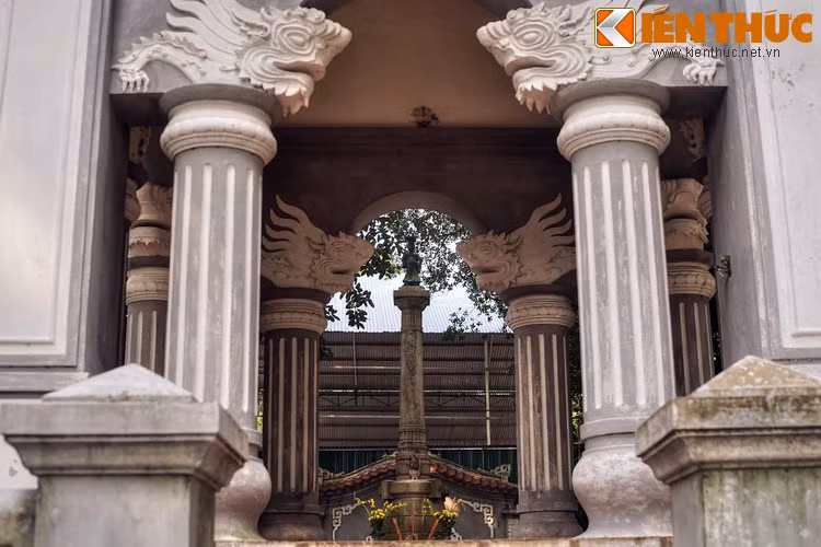 Các trụ cột của nhà phương đình có đường nét phương Tây cổ điển nhưng đầu cột mang hình tượng rồng.