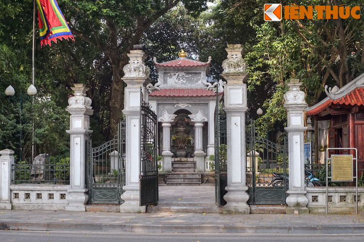 Cổng xây gạch dạng trụ biểu theo kiểu kiến trúc truyền thống thời nhà Nguyễn.