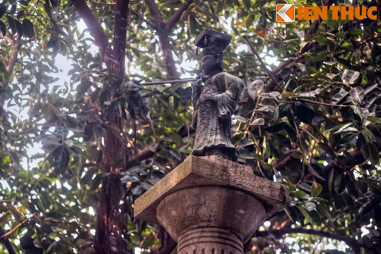 Ngày 5/8/1964, Mỹ ném bom miền Bắc, khu tượng đài vua Lê bị đóng cửa từ đó cho đến năm 1998. Sau khi nhận sự phản ánh từ báo chí, ngành văn hóa đã lập dự án cải tạo nâng cấp tượng đài.