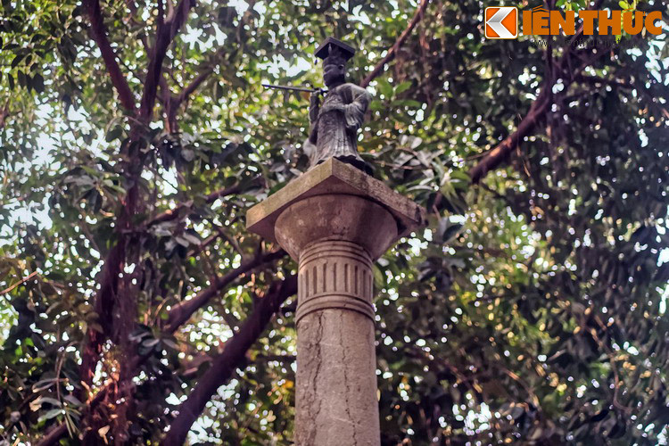 Trên đỉnh trụ là tượng vua Lê Thái Tổ được đúc bằng đồng. Tượng cao khoảng 1,2 mét, tạo hình trong tư thế đứng, tay phải cầm kiếm hơi chúc xuống, tay trái chống vào hông.