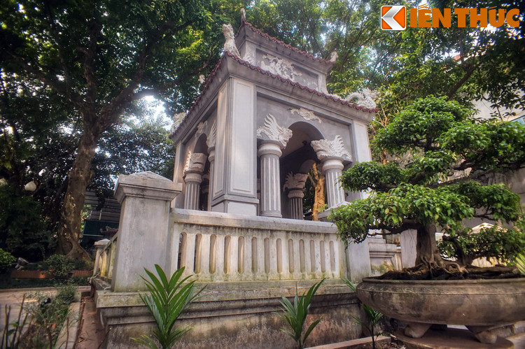 Theo sử cũ, khu vực xây tượng đài xưa kia từng có một đền thờ vua Lê Thái Tổ. Đền được dựng sau khi nhà vua mất năm 1433, trên phần đất bên hồ thuộc làng Kiếm Hồ, huyện Thọ Xương ở kinh thành Thăng Long.