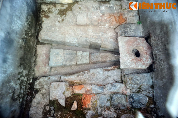 Nước mưa trên vọng lâu được dẫn thoát xuống dưới qua hai ống máng bằng đá.