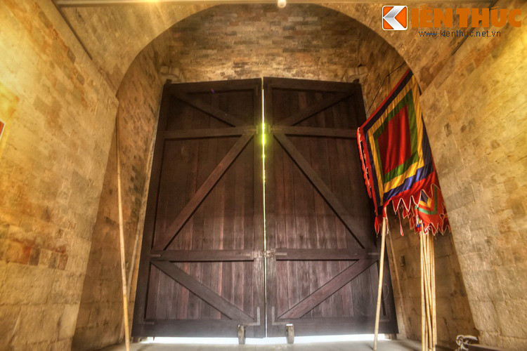 Hai cánh cổng thành bằng gỗ đã được trùng tu có tổng diện tích 24m2, trọng lượng khoảng 16 tấn.