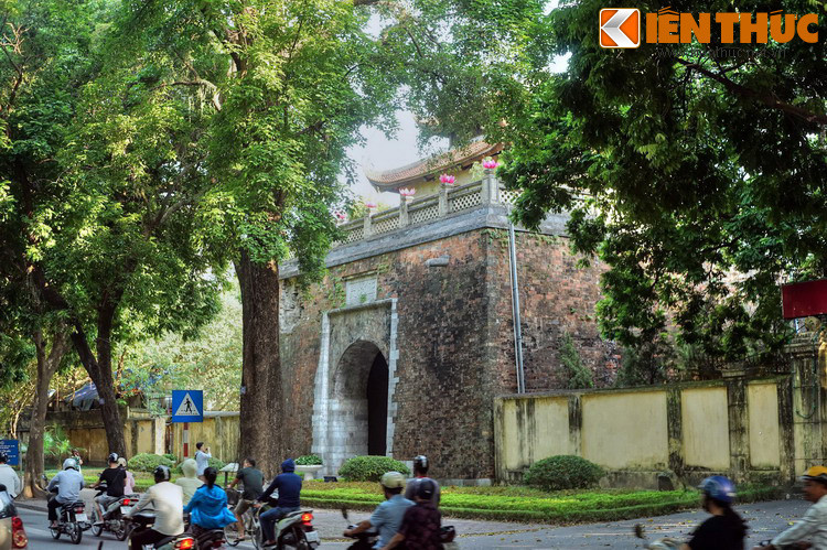 Nằm trên phố Phan Đình Phùng, Chính Bắc Môn hay Cửa Bắc được xây dựng năm 1805, là cổng thành duy nhất còn lại của thành Hà Nội thời nhà Nguyễn.