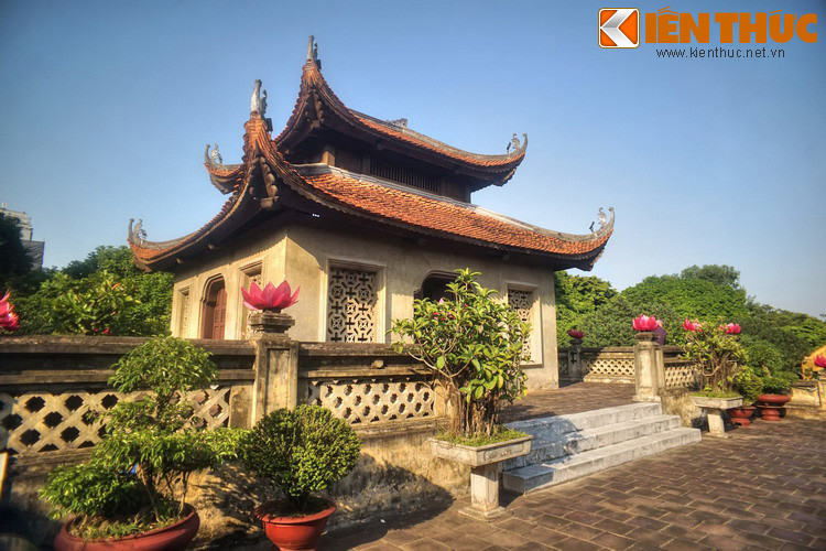 Phần lầu được tái dựng một phần bằng khung gỗ theo lối chồng diêm tám mái, lợp ngói ta, trổ cửa ra bốn hướng.