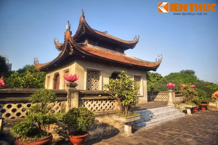 Phần lầu được tái dựng một phần bằng khung gỗ theo lối chồng diêm tám mái, lợp ngói ta, trổ cửa ra bốn hướng.