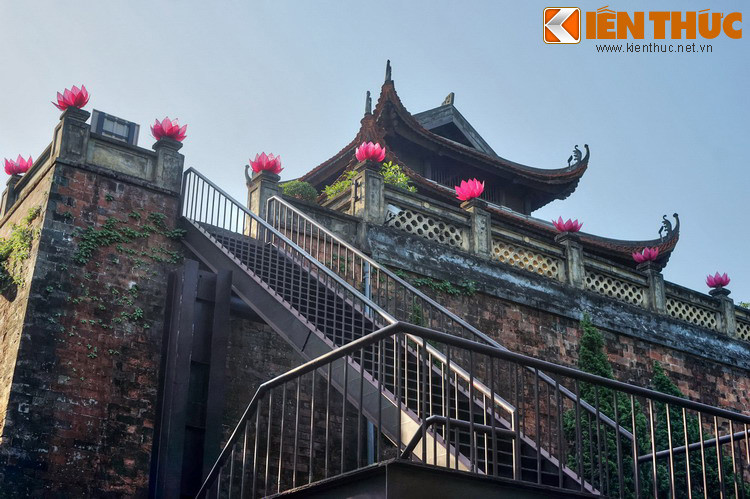 Đứng trên Cửa Bắc thành Hà Nội, quan quân có thể phóng tầm mắt bao quát khắp trong ngoài thành, dễ dàng quan sát di – biến trong đội hình quân địch.