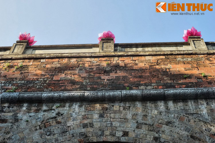 Mép cửa kè đá hình chữ nhật, diềm trên bằng đá trang trí hoa sen.
