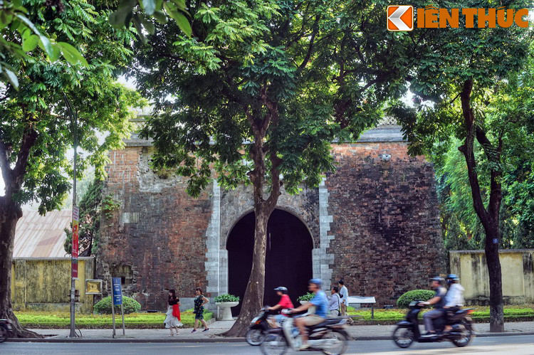 Phần thành được xây dựng hết sức kiên cố bằng đá và gạch, chân kè bằng đá. Gạch xây thành có kích thước 35,5cm x 10cm x 12cm. Đá kê có kích thước dài từ 38 đến 86cm.