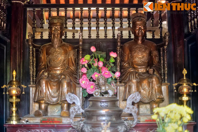 Nhiều người dân vẫn thường xuyên lên vọng lâu Bắc Môn để thắp nhang tưởng nhớ hai vị anh hùng lẫm liệt – những người được hậu thế kính cẩn đặt tên cho hai con đường hiện đại chạy hai bên tả hữu vòng thành cổ năm xưa.