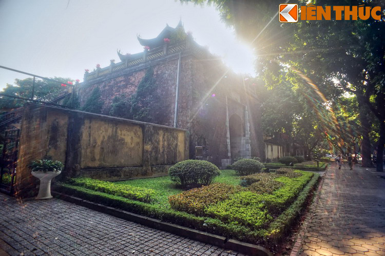 Công trình được xây trên nền Cửa Bắc thời Lê theo lối vọng lâu – phần lầu ở trên còn phần thành ở dưới, với chiều cao 8,71 mét, rộng 17,08 mét, tường dày 2,48 mét.