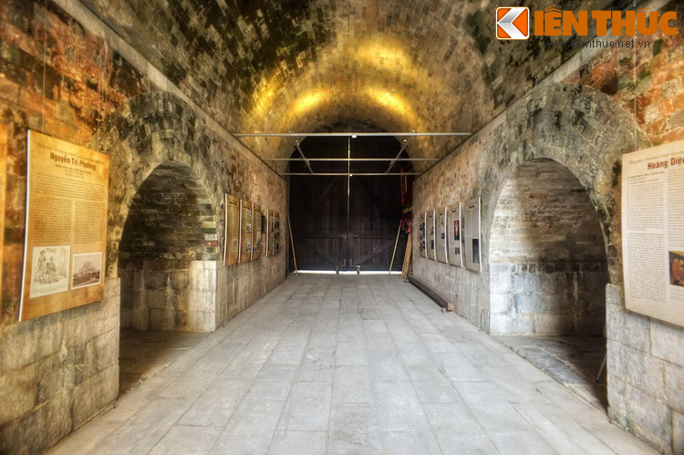 Theo cứ liệu lịch sử và những bức ảnh tư liệu chụp từ thời thành Hà Nội chưa bị phá, hai bên Bắc Môn phía trong tường thành có lối dẫn lên vọng lâu được xây bằng gạch theo hình tam giác.