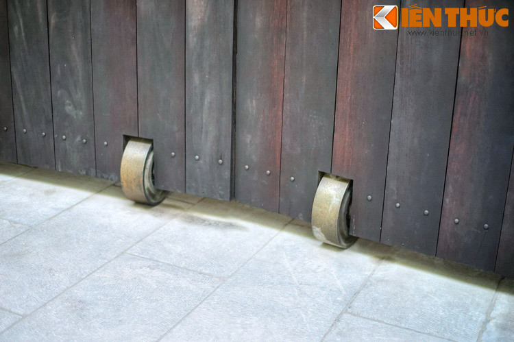 Cổng được đóng mở nhờ hai bánh xe bằng đồng trọng lượng khoảng 80 kg.