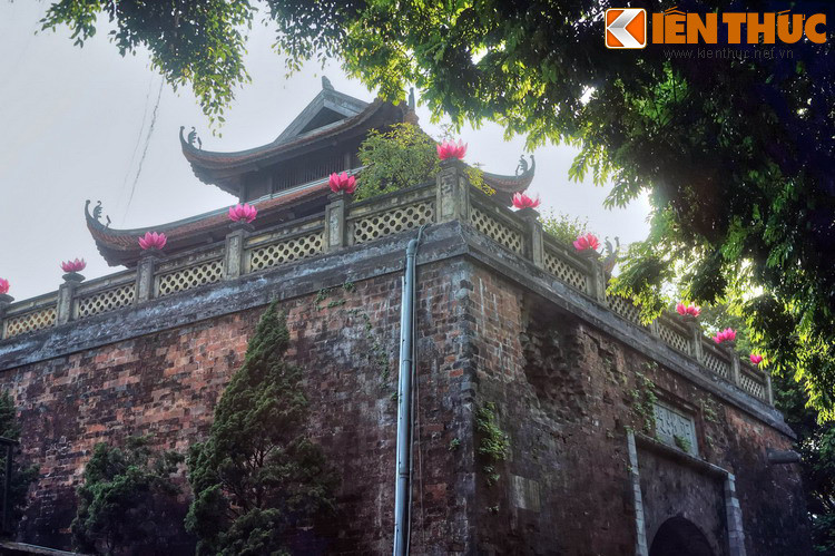 Năm 1998, tại khu vực Bắc Môn, các nhà khảo cổ đã tìm thấy nhiều dấu vết kiến trúc ở độ sâu 1,66 mét và 2,2 mét, trong đó có vết tích của những đoạn tường thành xây bằng đá và gạch vồ thời Lê.