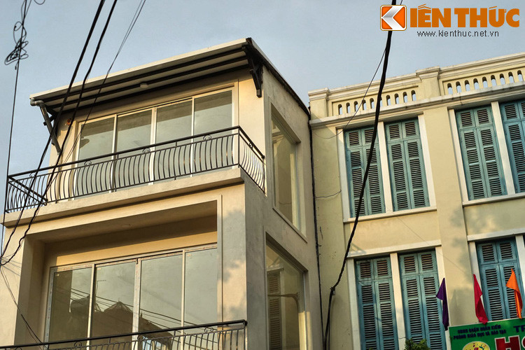 Vì khách sạn nằm ngay cạnh cầu đường tàu hỏa nên ta đặt một khẩu trung liên trên sân thượng tòa nhà, biến nơi đây thành một cao điểm khống chế tuyến đường sắt phía Đông Hà Nội.