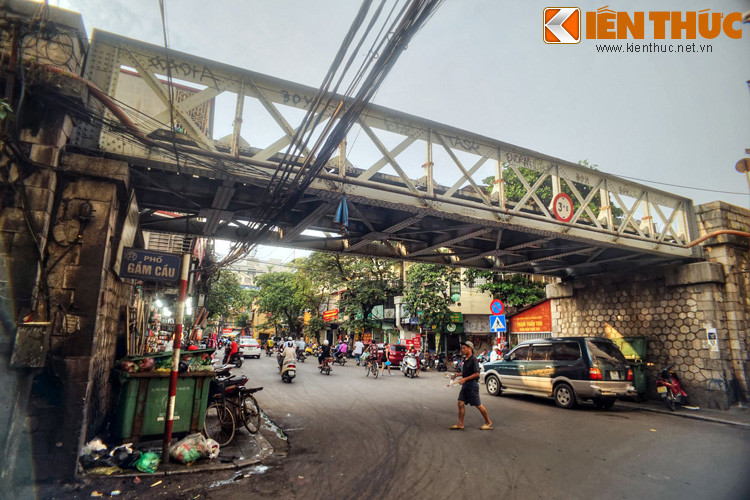 Dù quân Pháp biết rằng nơi đây là “cửa tử”, chúng vẫn phải liều chết đi qua mũi súng của quân ta. Mỗi lần như vậy chúng phải đóng kín cửa toa, nằm rạp xuống sàn để tránh đạn.