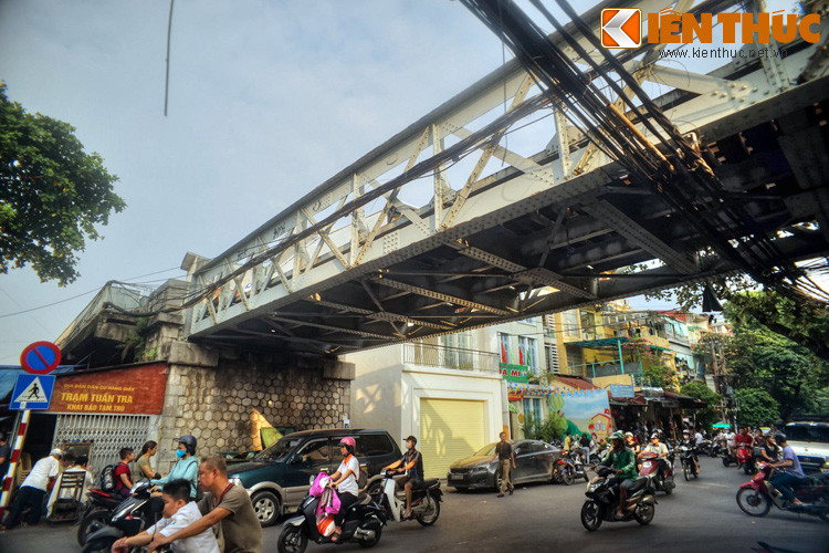 Từ trong thành phố, quân Pháp nã pháo và huy động cả các loại xe tăng, thiết giáp để tấn công khách sạn Hoa Nam với ý đồ san phẳng cứ điểm này.