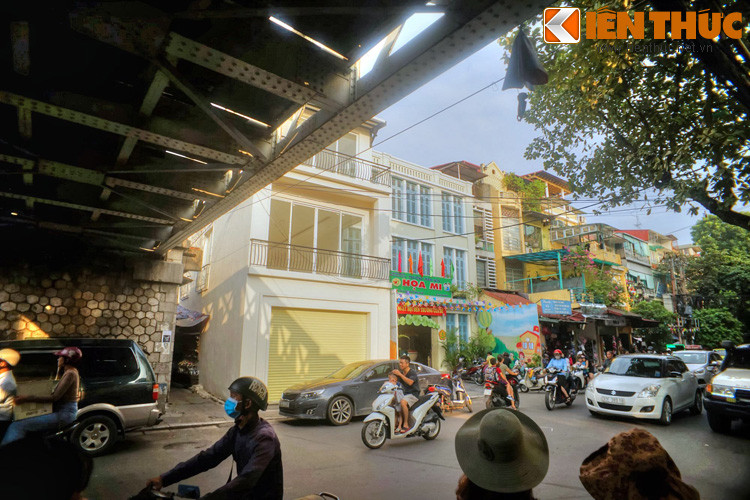 Vào thời điểm Toàn quốc kháng chiến bùng nổ ngày 19/12/1946, phố Hàng Giấy là cửa ngõ phía Bắc của Liên Khu I. Ở vị trí trường Mầm non Họa Mi khi đó là khách sạn Hoa Nam, một điểm đóng quân của lực lượng Vệ quốc đoàn.