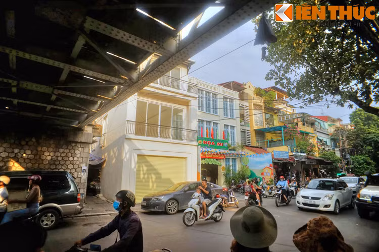 Vào thời điểm Toàn quốc kháng chiến bùng nổ ngày 19/12/1946, phố Hàng Giấy là cửa ngõ phía Bắc của Liên Khu I. Ở vị trí trường Mầm non Họa Mi khi đó là khách sạn Hoa Nam, một điểm đóng quân của lực lượng Vệ quốc đoàn.