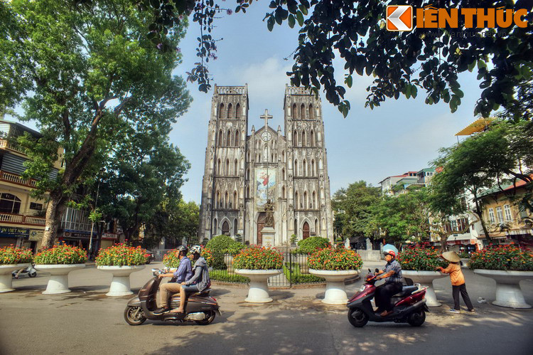 Tọa tọa lạc tại số 40 phố Nhà Chung, phường Hàng Trống, quận Hoàn Kiếm, nhà thờ Lớn Hà Nội (tên chính thức là Nhà thờ chính tòa Thánh Giuse) là nhà thờ có quy mô lớn và nổi tiếng bậc nhất Hà Nội.