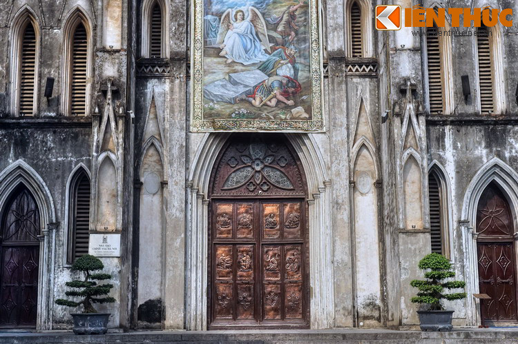 Mặt trước nhà thờ có một cửa đi lớn ở giữa và hai cửa nhỏ hai bên. Các cửa này nằm trên thềm cao khoảng 1 mét, có bậc cấp bằng đá dẫn lên.