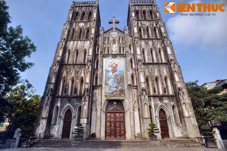 Ban đầu nơi đây chỉ có nhà thờ tạm bằng gỗ. Từ năm 1884-1888, Giáo hội Công giáo tiến hành xây nhà thờ bằng gạch, chi phí khoảng 200.000 franc Pháp. Mặc dù gặp nhiều khó khăn trong quá trình thi công nhưng nhà thờ vẫn hoàn thành vào dịp lễ Giáng sinh 1888.